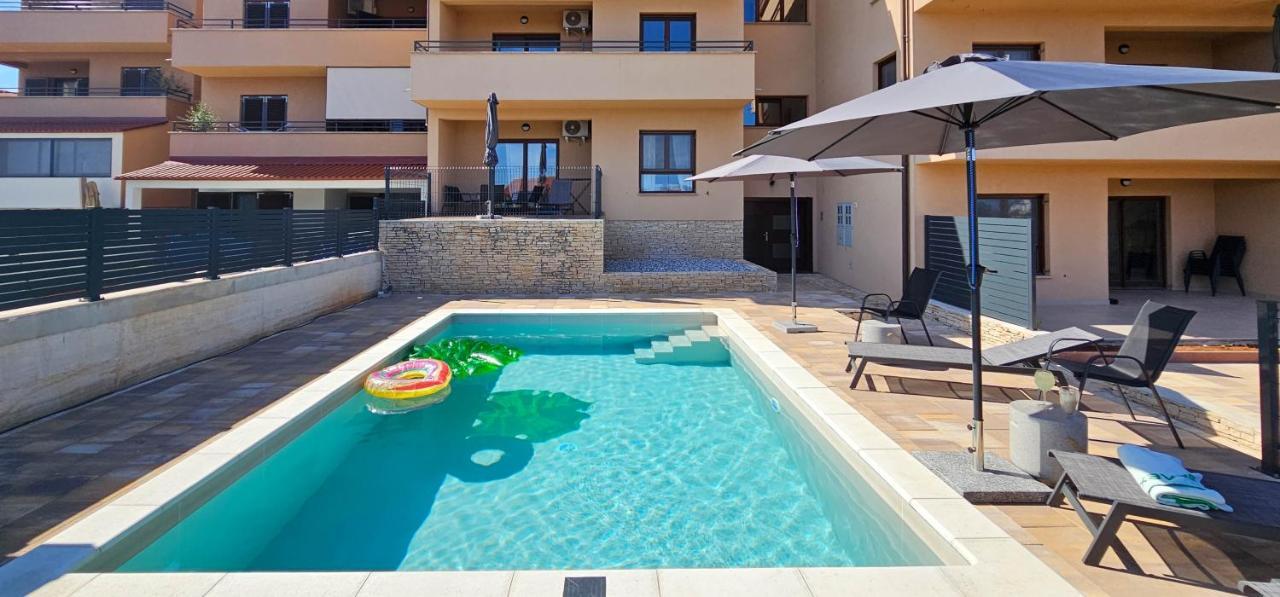 Apartment Bluemare B3 With Shared Pool Ližnjan Exterior foto